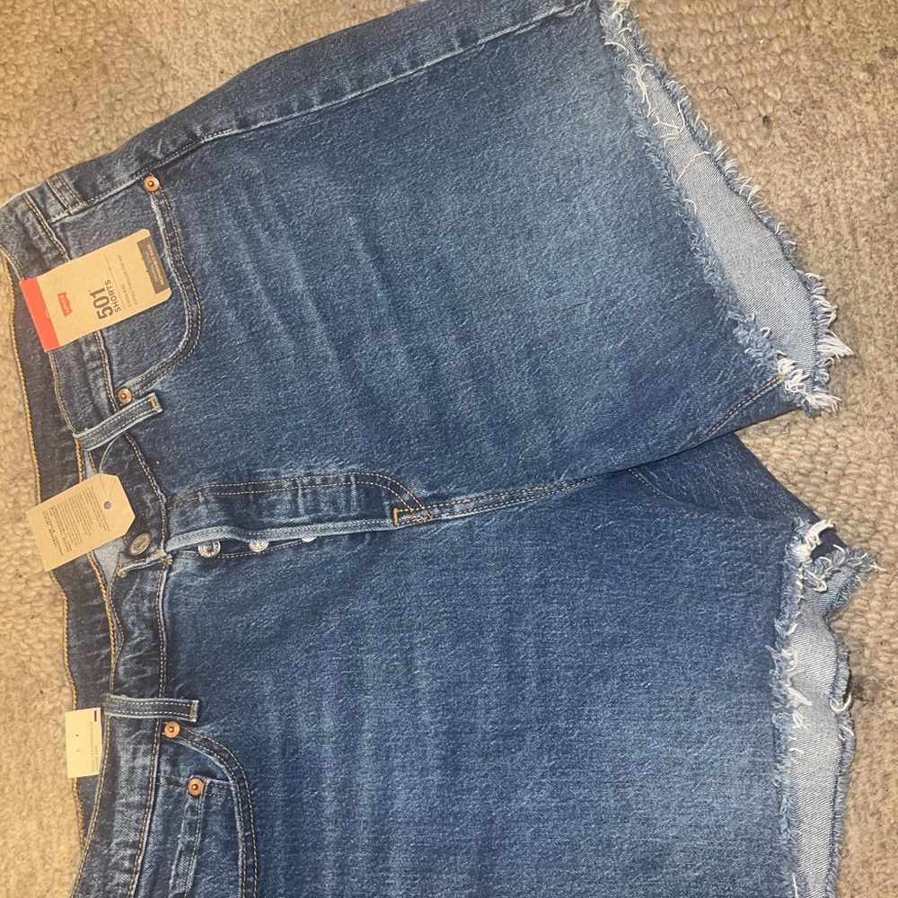 Women Levi’s Denim shorts - Picture 2 of 4
